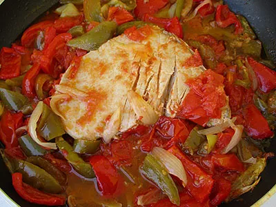 photo de plat de thon à la basquaise